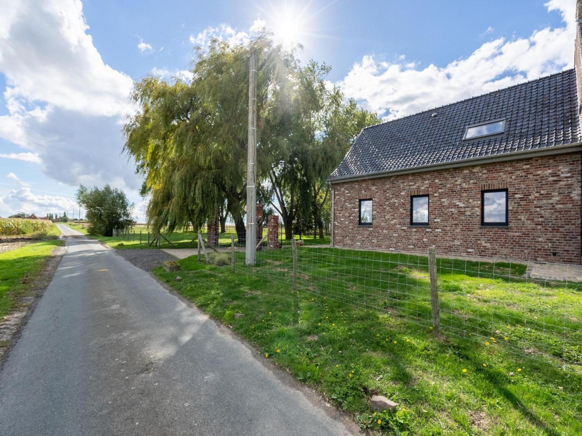 Roesbrugge-Haringe Spacious Holiday Home With Pond In Poperinge מראה חיצוני תמונה