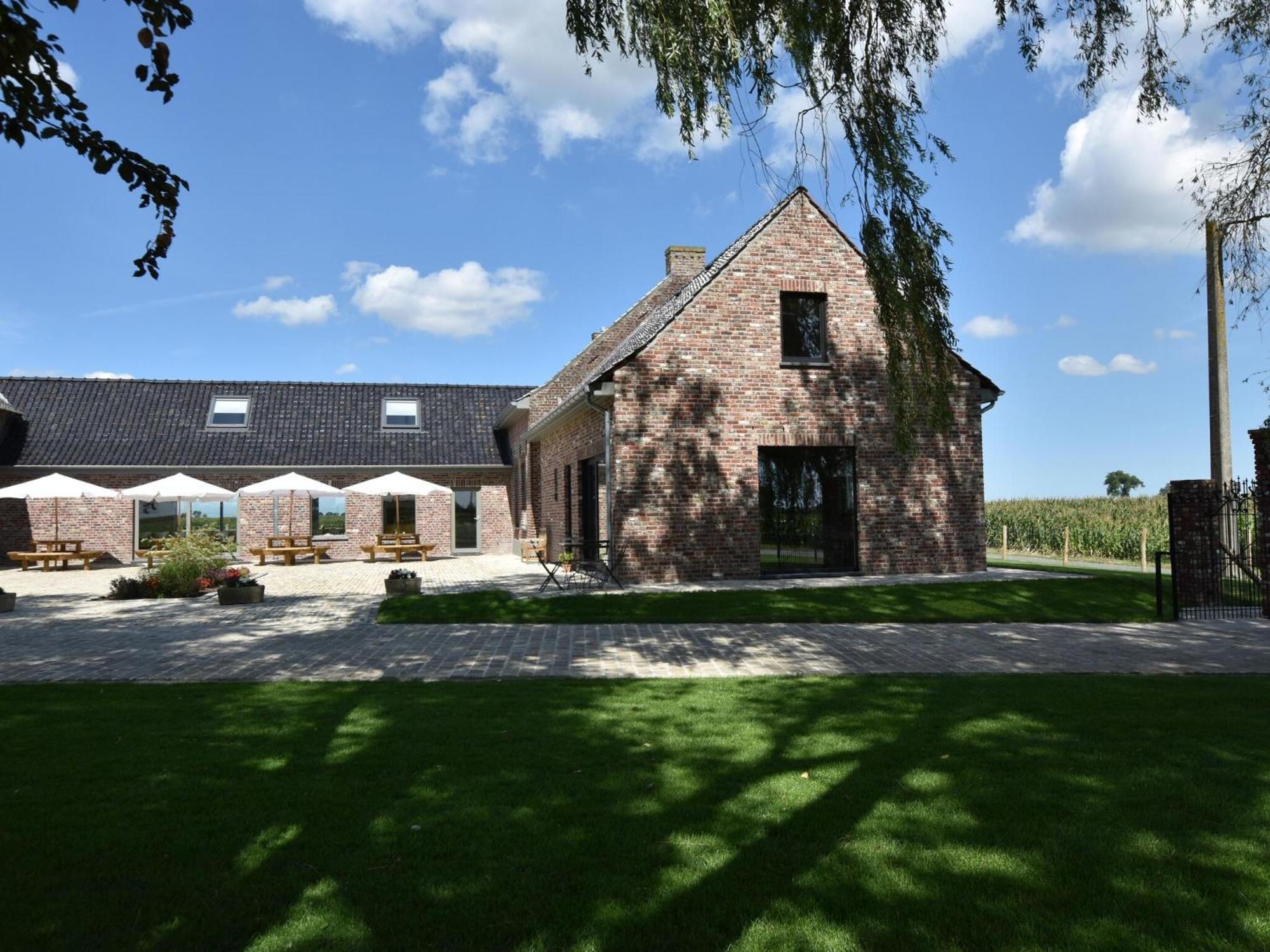 Roesbrugge-Haringe Spacious Holiday Home With Pond In Poperinge מראה חיצוני תמונה